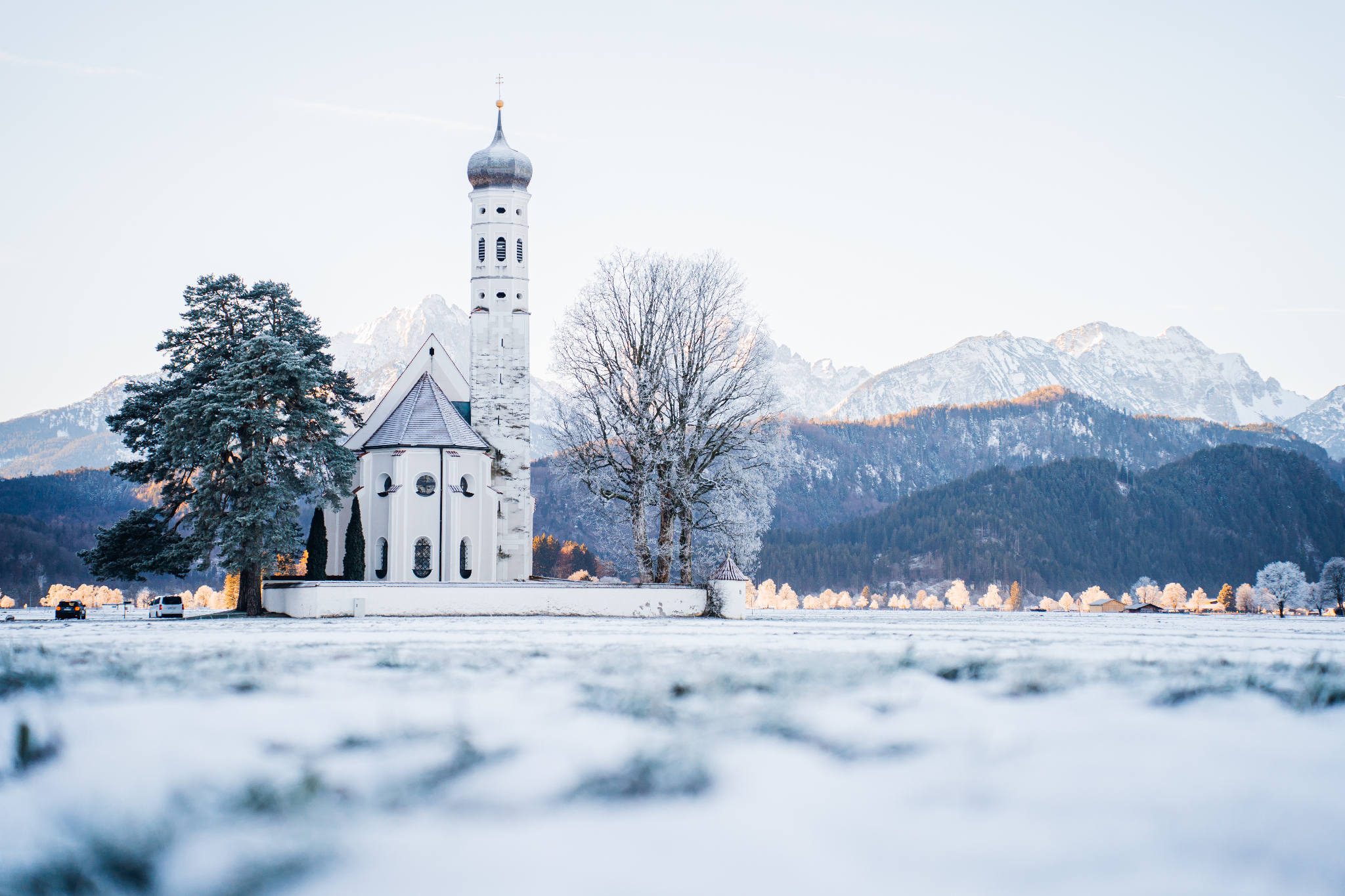 โบสถ์ St. Coloman ที่ Schwangau ใต้แนวเขาแอลป์ในเช้าฤดูหนาว