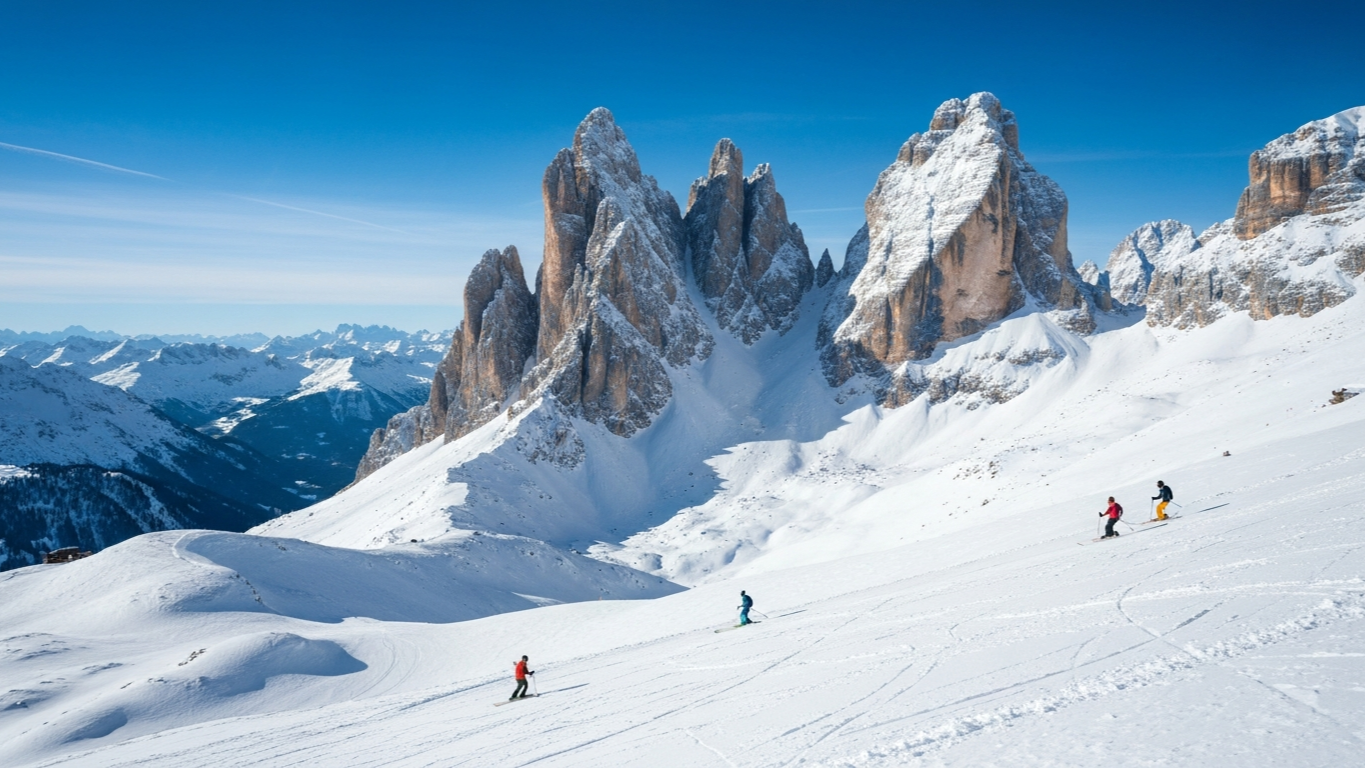 วงจรสกี Sellaronda มองจากอากาศ เห็นหุบเขา Ladin สี่แห่งและลาดสกีกว้างใน The Dolomites