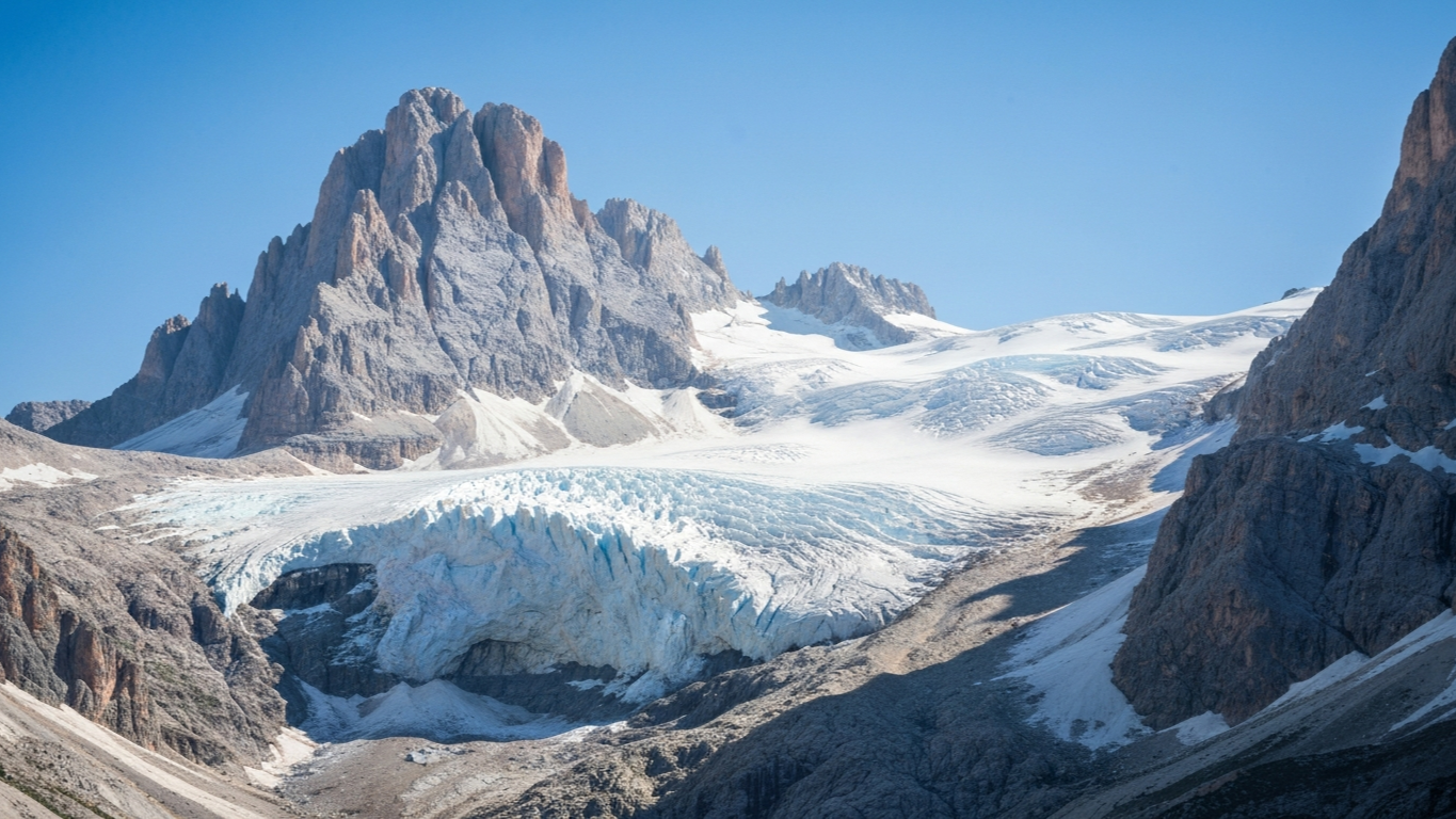 ยอด Marmolada จุดสูงสุดของ The Dolomites ที่ความสูง 3,342 เมตร ปกคลุมด้วยธารน้ำแข็งและหิมะ