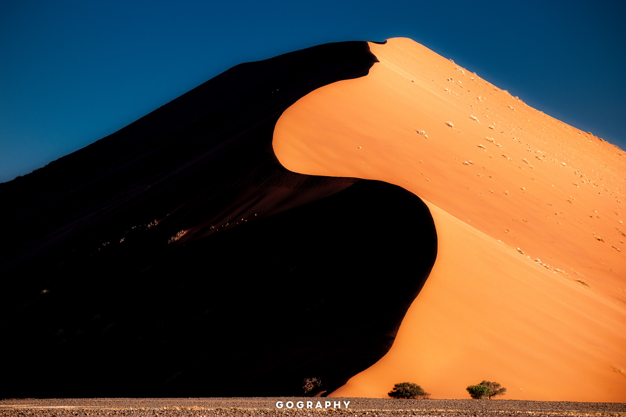 เนินทรายสูงในซอสซุสฟลายกับสันทรายแบ่งแสงเงา