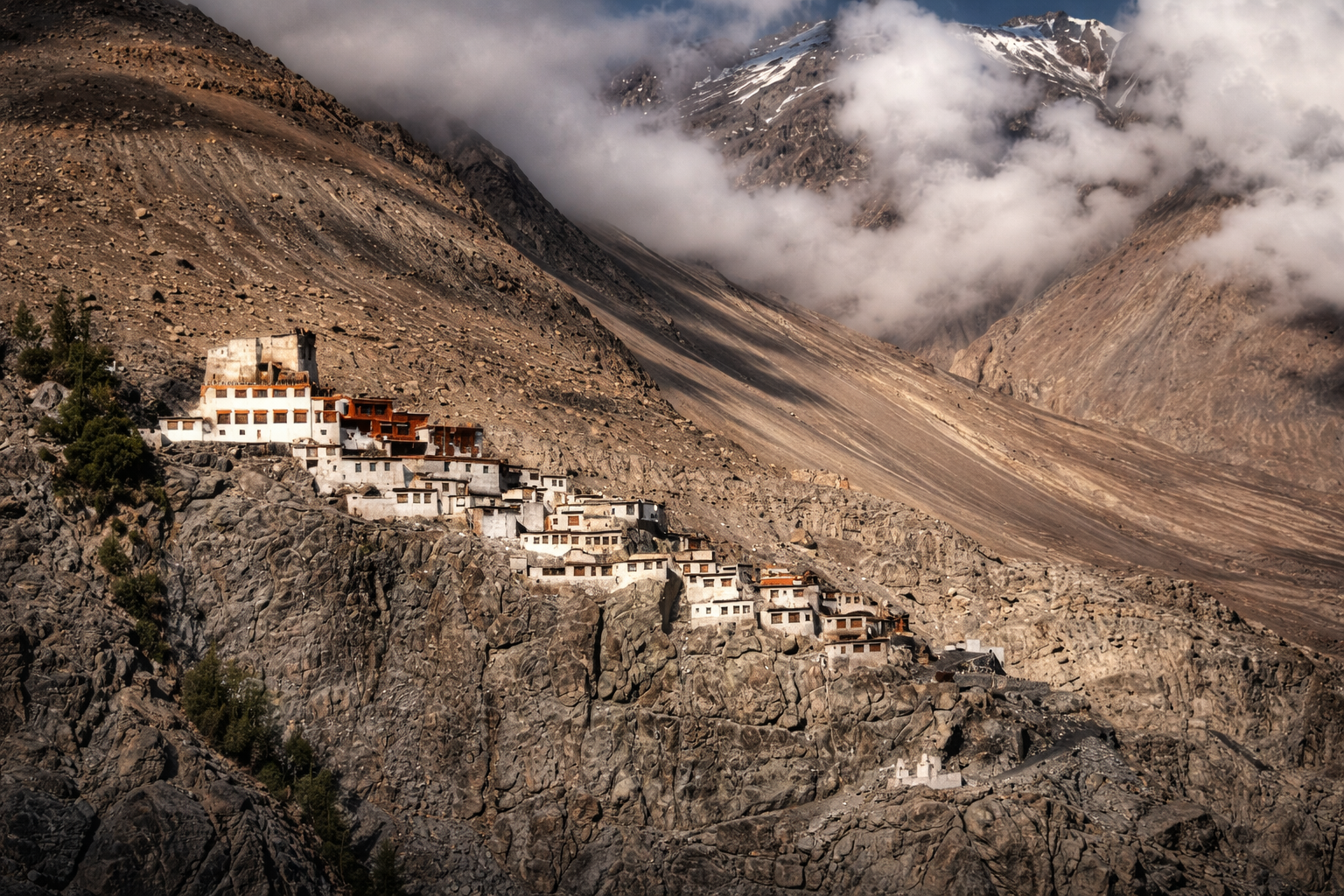  Thiksey Monastery วัดพุทธทิเบตขนาดใหญ่ที่ตั้งตระหง่านบนเนินเขา