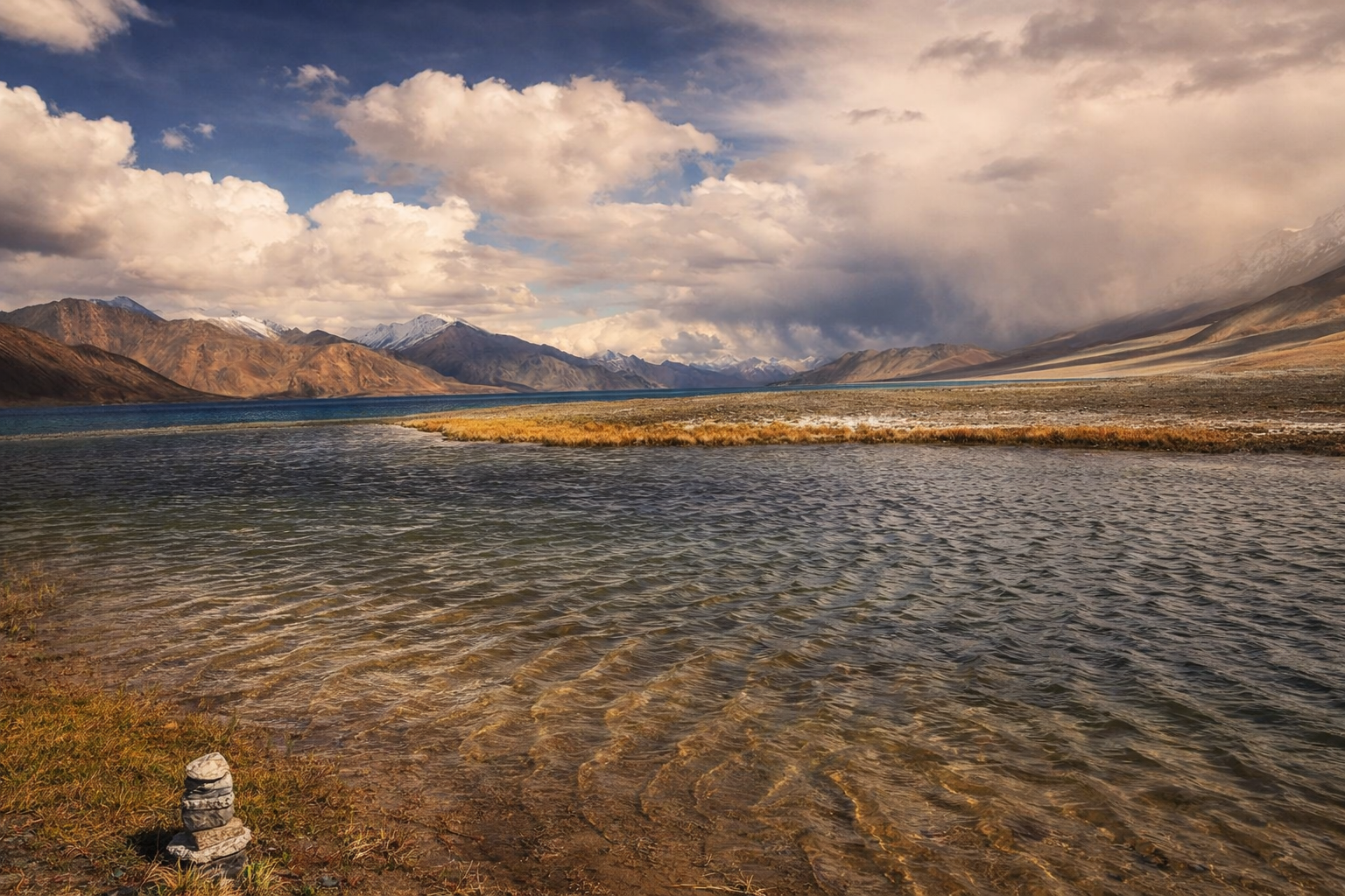 Pangong Lake โดยระหว่างทางผ่าน Chang La Pass เส้นทางภูเขาสูงของลาดักห์ และ Shyok Valley หุบเขากว้างริมแม่น้ำ ก่อนผ่านหมู่บ้าน Durbuk และ Tangtse ซึ่งเป็นชุมชนเล็ก ๆ ระหว่างทางเข้าสู่โซนทะเลสาบ