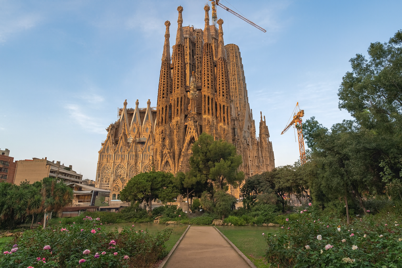 Sagrada Família 100 ปี Gaudí — โบสถ์ที่ยังไม่เสร็จในบาร์เซโลนา