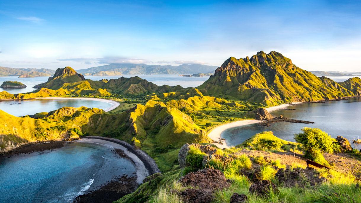 Komodo | Sailing into Paradise